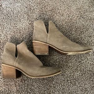 Light tan size 8 hinge booties